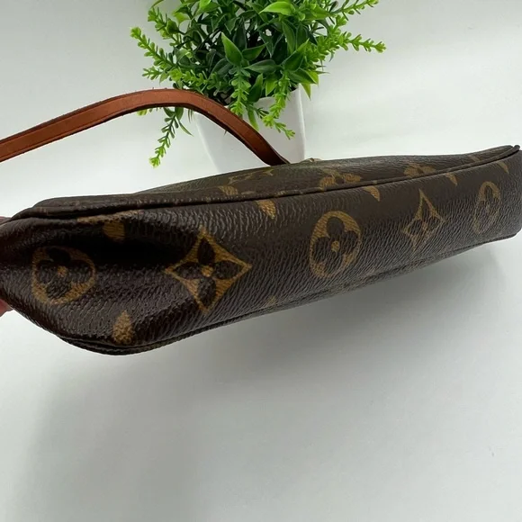 Louis Vuitton monogram pochette GM bag 😍 - Picture 4 of 9